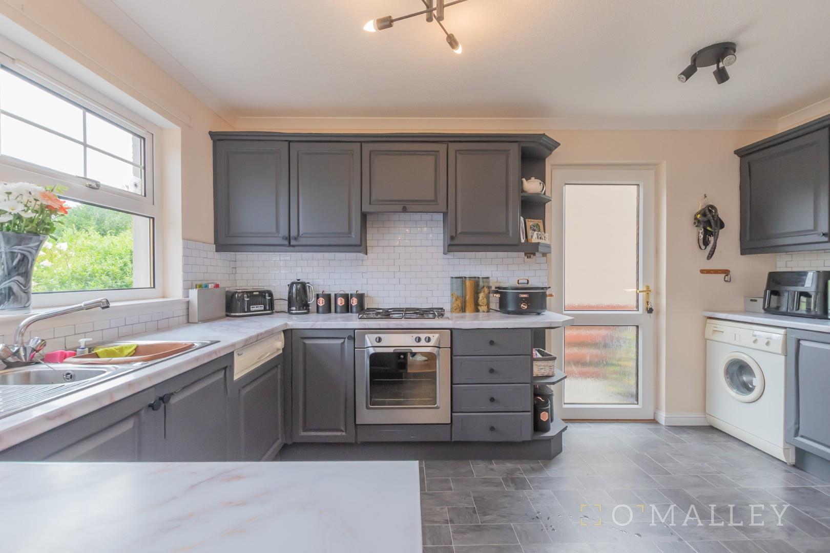 13. Kitchen 2.jpg